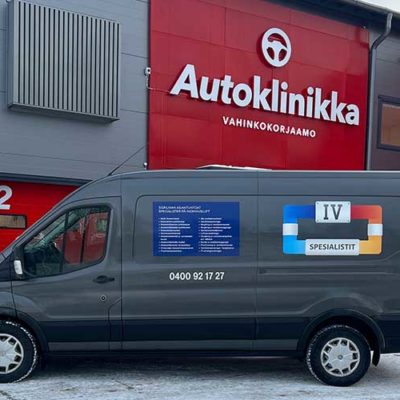 IV Spesialistien auto Autoklinikka lahden pihalla.