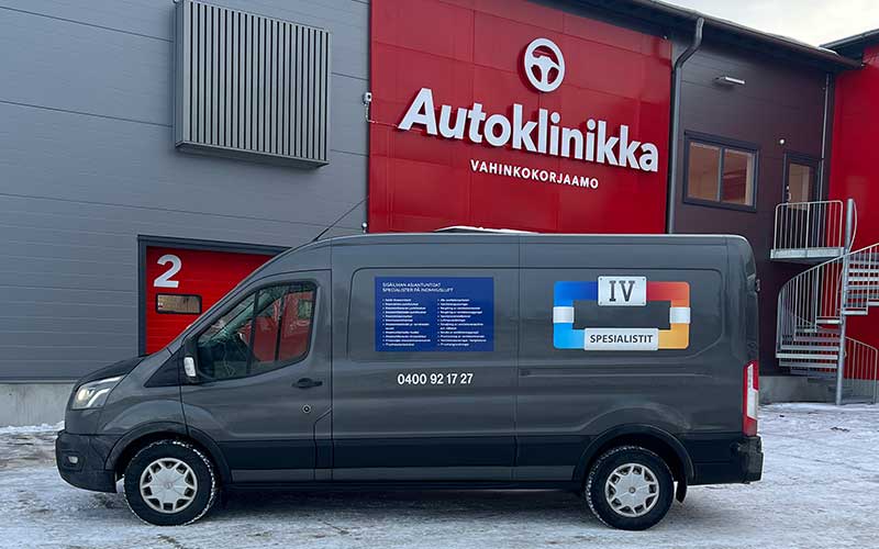 IV Spesialistien auto Autoklinikka lahden pihalla.